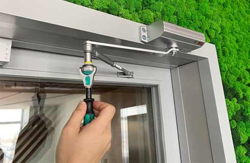 Регулируем дверной доводчик за три шага